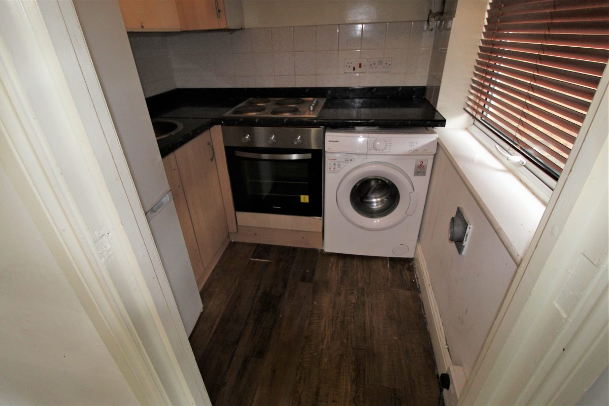 AMAZING VALUE EXCELLENT MODERN 1 BEDROOM WITH FREE PARKING NEAR ZONE 3 TUBE, 24 HOUR BUSES ...